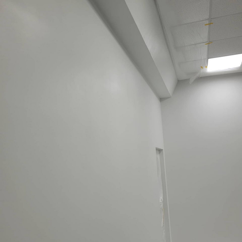 Механизированная безвоздушная покраска стен офиса, пример готовой работы в светлом цвете.