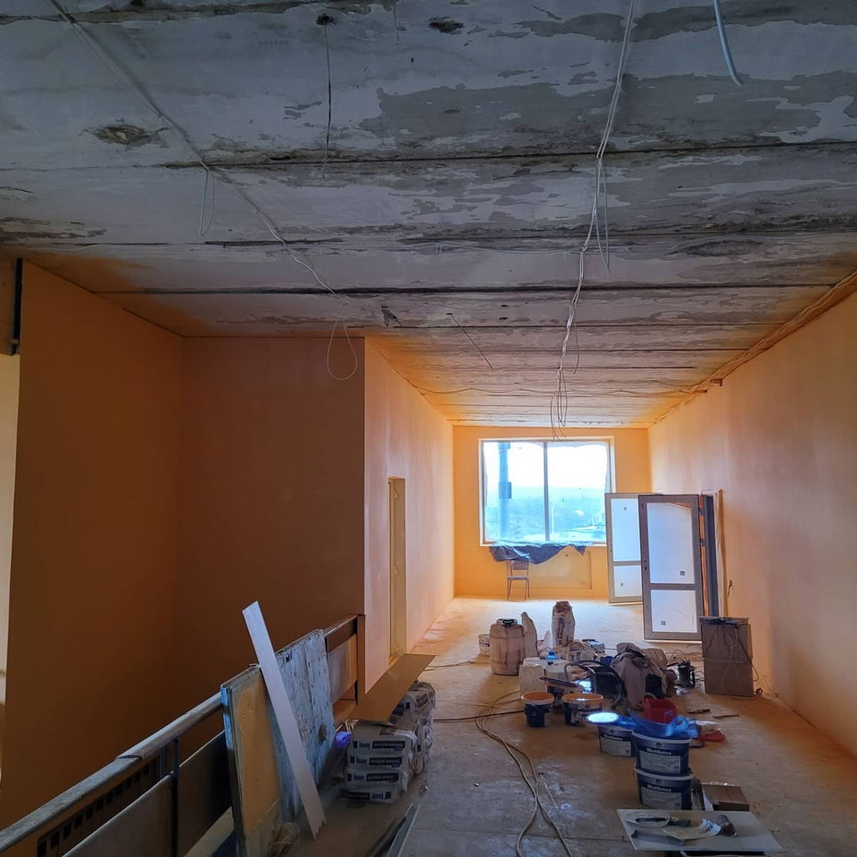 Механизированная шпаклевка стенок больших помещений. Пример готовой работы, затем стены окрашены в оранжевый цвет.