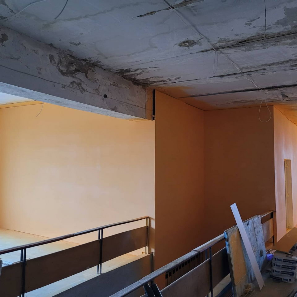 Механизированная шпаклевка стенок больших помещений. Пример готовой работы, затем стены окрашены в оранжевый цвет, второе фото.