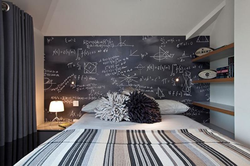 Ремонт комнаты подростка, Обои в изголовье кровати в стиле школьной доски с формулами на ней.
