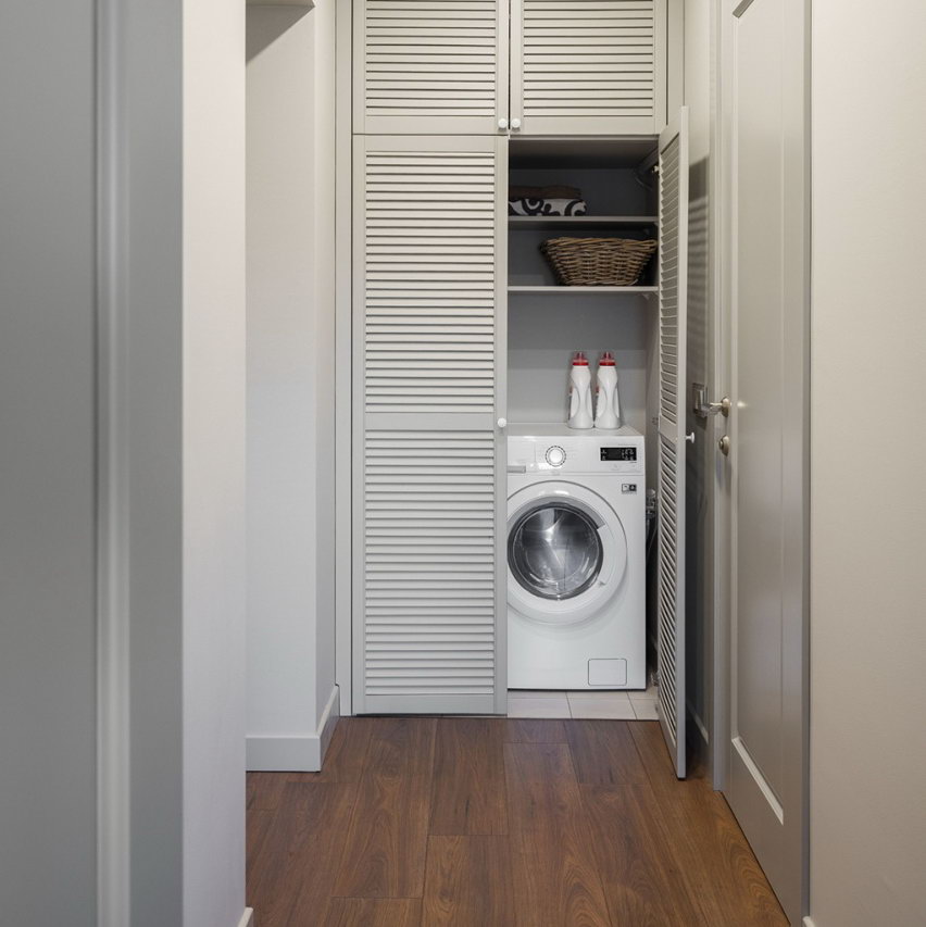 Перепланування коридору у квартирі, пральна машина захована у шафу.